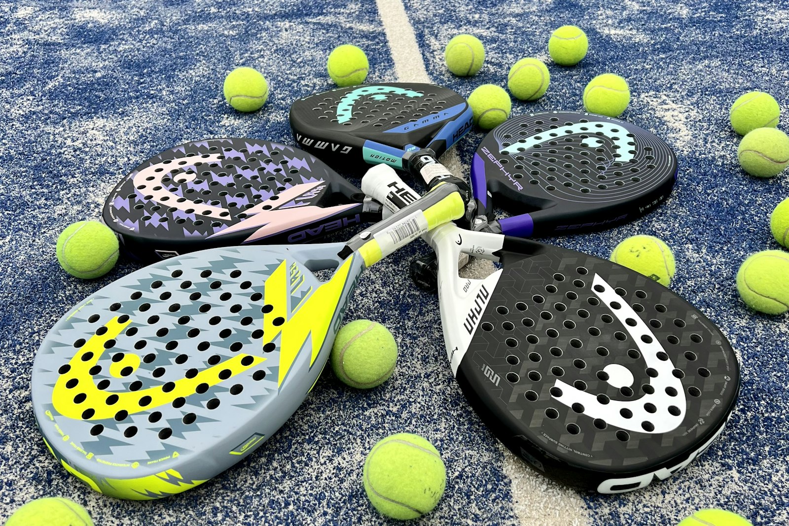 Fyra padelrack i en cirkel med gula bollar
